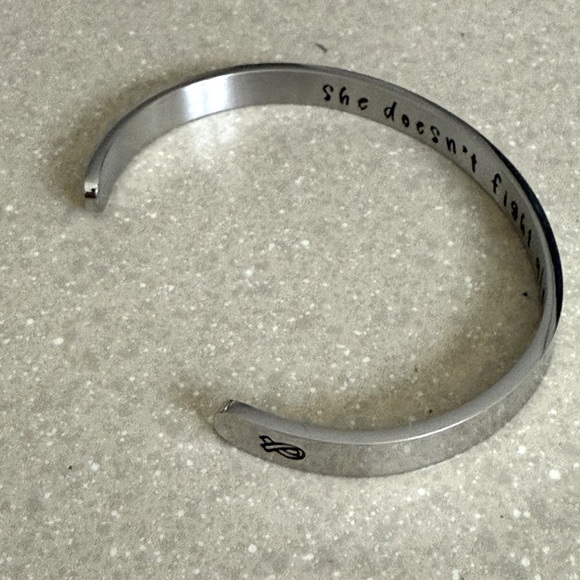 Mantra Band Bracelet She Doesn’t Fight Alone Breast Cancer New - Picture 6 of 8